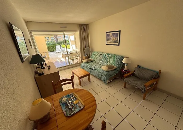 Grand F2 40 M2 Centre Port, Loggia 5m2, Vue Jardin, Belle Terrasse, Parking Privé Agde